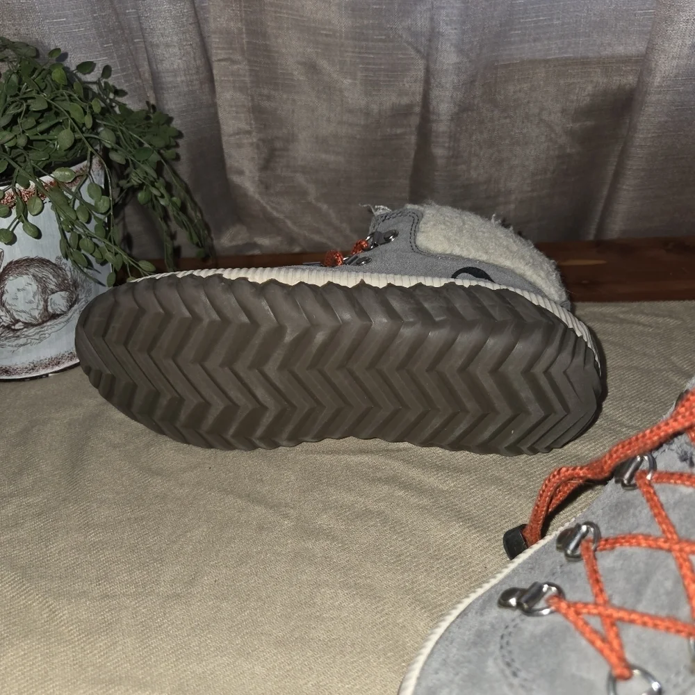 Sorel Kids  size 4 Boots in Gray suede with Orange Accents